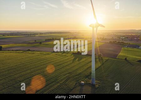 Bel tramonto sopra i mulini a vento sul campo Foto Stock