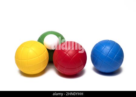 Primo piano di diverse sfere di plastica colorate con pallina piccola per il gioco di bocce su sfondo bianco Foto Stock