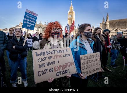 Londra, Regno Unito. 12th Feb 2022. Costo di vivere protesta in Piazza del Parlamento, Westminster. Centinaia di persone partecipano a proteste nazionali contro l'aumento del 54% delle bollette per l'energia elettrica/gas a domicilio, previsto per il 1st aprile 2022, annunciato dall'OFGEM, contemporaneamente all'aumento delle assicurazioni nazionali. La protesta è stata convocata da persone disabili contro i tagli (DPAC), Comunità Unite, Fuel Poverty Action e rs21 e sostenuta da molte altre organizzazioni. Credit: Guy Corbishley/Alamy Live News Foto Stock