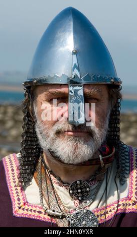 Vecchio re-enattore vichingo guerriero con barba grigia Foto Stock