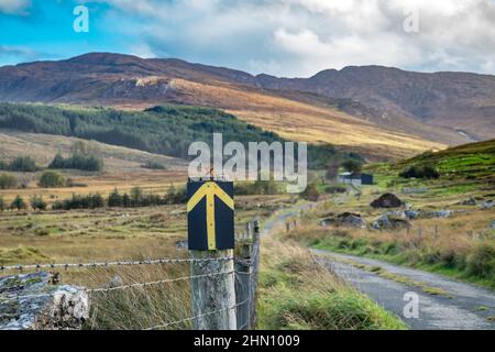 Freccia che indica la strada per le Bluestack Mountains tra Glenties e Ballybofey nella contea di Donegal - Irlanda. Foto Stock