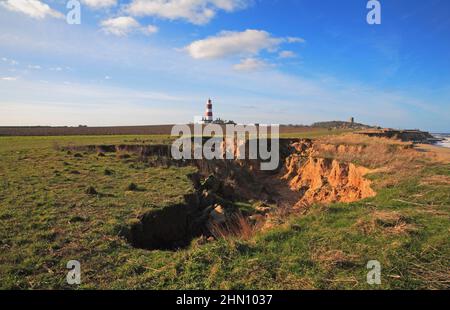 Buco di gaping nella cima della scogliera causato da acqua in eccesso che corre via e infiltrazioni sulla costa nord del Norfolk a Happisburgh, Norfolk, Inghilterra, Regno Unito. Foto Stock