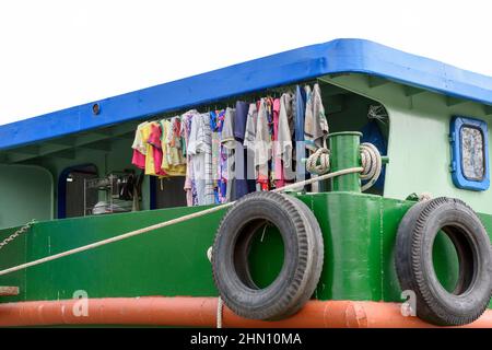 Vestiti appesi per asciugare su una casa galleggiante sul fiume Mekong, Delta del Mekong, Provincia di Vinh Long, Vietnam meridionale, Asia sudorientale Foto Stock