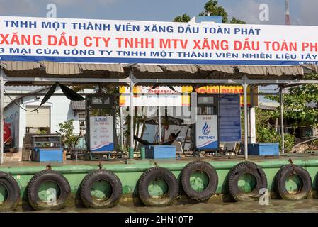 Distributore di benzina galleggiante per barche fluviali a Can Tho, Delta del Mekong, Vietnam meridionale, Asia sudorientale Foto Stock