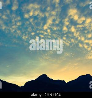 Nuvole sulle montagne. Dopo il tramonto. Foto Stock