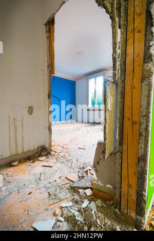 Nella rovinata casa lasciata dalla gente. Foto Stock