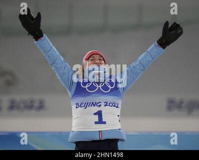 Zhangjiakou, Cina. 13th Feb 2022. La medaglia d'oro Marte Olsbu Roeiseland di Norvegia si erge sul podio dopo il Biathlon femminile 10km Pursuit alle Olimpiadi invernali di Pechino 2022 a Zhangjiakou, Cina domenica 13 febbraio 2022. Elvira Oeberg di Svezia ha vinto la medaglia d'argento e Tiril Eckhoff di Norvegia ha vinto la medaglia di bronzo. Foto di Bob strong/UPI . Credit: UPI/Alamy Live News Foto Stock