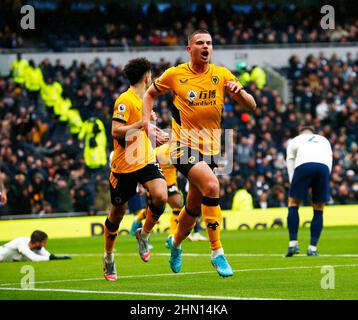 Londra, Regno Unito. 13th Feb 2022. Londra, Inghilterra - FEBBRAIO 13: La Leander Dendonckercelebrates di Wolverhampton Wanderers il suo obiettivo durante la Premier League tra Tottenham Hotspur e Wolverhampton Wanderers allo stadio Tottenham Hotspur, Londra, Inghilterra il 13th Febbraio 2022 Credit: Action Foto Sport/Alamy Live News Foto Stock