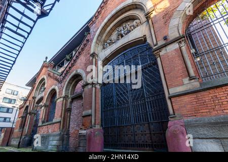 Pietra rilievo scultura sopra un ingresso di Salmon Street all'ex Manchester Wholesale Fish Market su High Street nel quartiere settentrionale della Manica Foto Stock