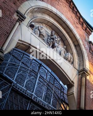 Pietra rilievo scultura sopra un ingresso di Salmon Street all'ex Manchester Wholesale Fish Market su High Street nel quartiere settentrionale della Manica Foto Stock