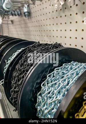 Una fila di spole di maglie di catena presso il punto vendita Foto Stock