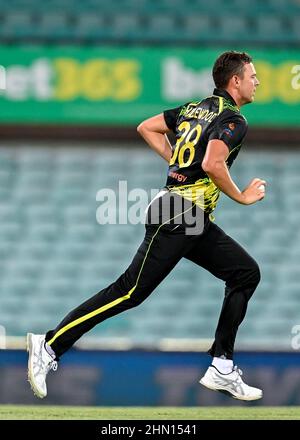 Sydney, Australia. 13th Feb 2022. Josh Hazelwood of Australia si inchinò durante la seconda partita della serie internazionale T20 tra Australia e Sri Lanka al Sydney Cricket Ground il 13 febbraio 2022 a Sydney, Australia. (Solo per uso editoriale) Credit: Izhar Ahmed Khan/Alamy Live News/Alamy Live News Foto Stock