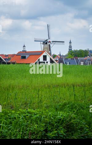 Panorama con mulino a vento di villaggio turistico tradizionale Ootmarsum a Twente, Overijssel nei Paesi Bassi Foto Stock