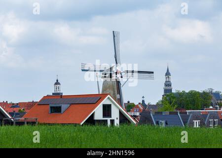 Panorama con mulino a vento di villaggio turistico tradizionale Ootmarsum a Twente, Overijssel nei Paesi Bassi Foto Stock