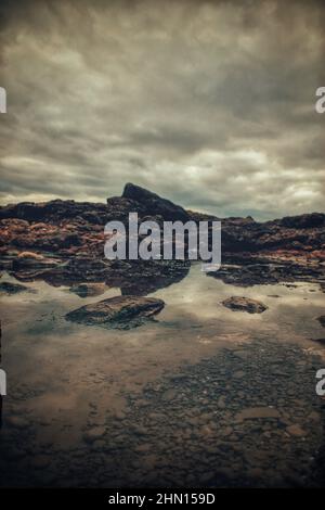 Colpo verticale di costa rocciosa Foto Stock