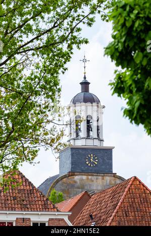 Chiesa in villaggio turistico tradizionale Ootmarsum a Twente, Overijssel nei Paesi Bassi Foto Stock