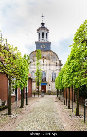 Chiesa in villaggio turistico tradizionale Ootmarsum a Twente, Overijssel nei Paesi Bassi Foto Stock