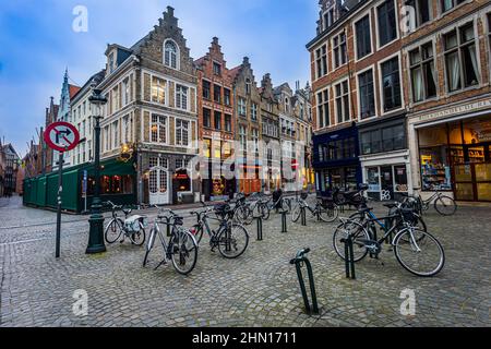 Parcheggio biciclette e Café Shops sulla Piazza del mercato (Grote Markt) di Bruges. Foto scattata il 24th gennaio 2022 a Bruges (Brugge), Province di Wes Foto Stock