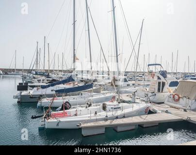 Lo yacht è ormeggiato nel porto di Porto Calero sull'isola di Lanzarote Foto Stock