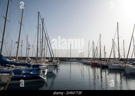 Lo yacht è ormeggiato nel porto di Porto Calero sull'isola di Lanzarote Foto Stock