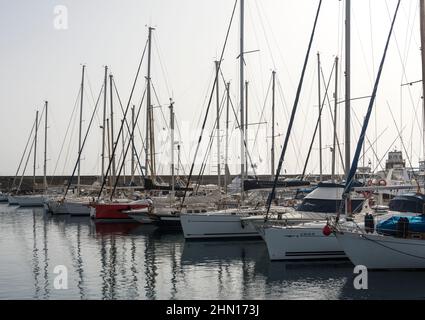 Lo yacht è ormeggiato nel porto di Porto Calero sull'isola di Lanzarote Foto Stock