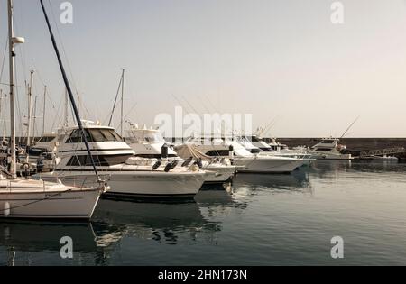 Lo yacht è ormeggiato nel porto di Porto Calero sull'isola di Lanzarote Foto Stock