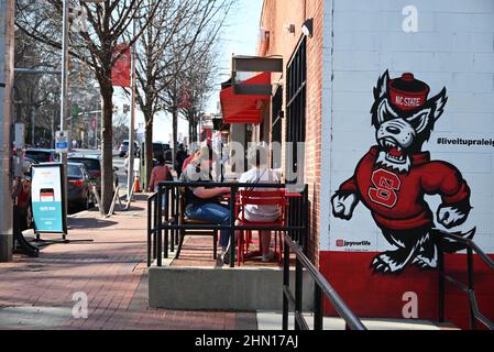 Le aziende di Hillsborough Street fanno parte della vita sociale del campus della North Carolina state University a Raleigh. Foto Stock