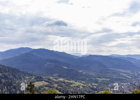 Splendide viste panoramiche dei Monti Carpazi da Uzhotsky passa alto pelo montagna in ucraino Carpazi montagne Foto Stock