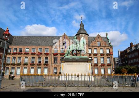 Statua equestre di Jan Wellem (Johann Wilhelm II) di fronte allo storico municipio di Düsseldorf. Foto Stock