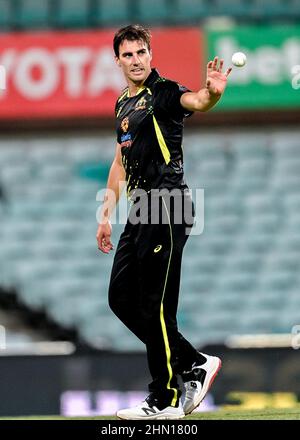 Sydney, Australia. 13th Feb 2022. Pat Cummins of Australia in azione durante la seconda partita della serie internazionale T20 tra Australia e Sri Lanka al Sydney Cricket Ground il 13 febbraio 2022 a Sydney, Australia. (Solo per uso editoriale) Credit: Izhar Ahmed Khan/Alamy Live News/Alamy Live News Foto Stock