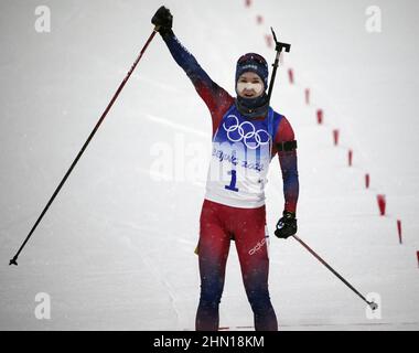 Zhangjiakou, Cina. 13th Feb 2022. Marte Olsbu Roeiseland di Norvegia supera il traguardo per vincere la Donna Biathlon 10km Pursuit alle Olimpiadi invernali di Pechino 2022 a Zhangjiakou, Cina domenica 13 febbraio 2022. Elvira Oeberg di Svezia ha vinto la medaglia d'argento e Tiril Eckhoff di Norvegia ha vinto la medaglia di bronzo Foto di Bob strong/UPI . Credit: UPI/Alamy Live News Foto Stock