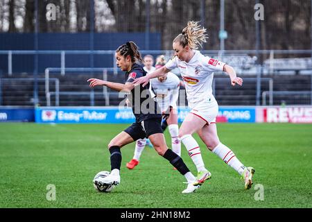 Colonia, Germania. 13th Feb 2022. Colonia, Germania, febbraio 13th Laura Feiersinger (27 Francoforte) e Weronika Zawistowska (24 Koeln) durante la partita di flyeralarm Frauen-Bundesliga 2021/2022 tra il 1. FC Koeln e Eintracht Francoforte al Franz-Kremer-Stadium di Colonia, Germania. Norina Toenges/Sports Press Phot Credit: SPP Sport Press Photo. /Alamy Live News Foto Stock
