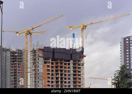 Gru e ponteggi in cantiere Foto Stock