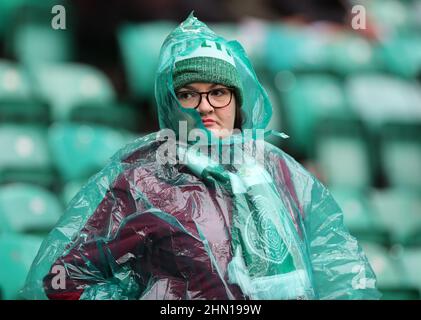 Tifosi celtici durante la partita della Scottish Cup al Celtic Park di Glasgow. Data foto: Domenica 13 febbraio 2022. Foto Stock