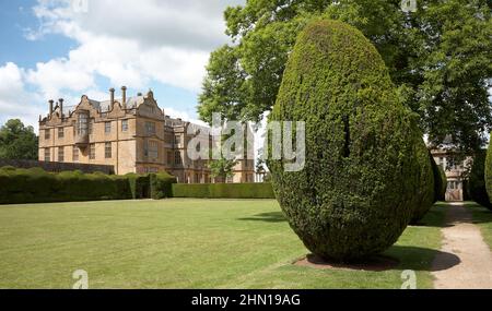 Vista di Montacute House dal giardino mostra topiary Foto Stock