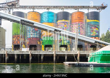 Pitturato cartoon murales di giganti su silos di cemento da brasiliano artista OSGEMEOS su Granville isola Vancouver British Columbia canada per la biennale 2014 Foto Stock