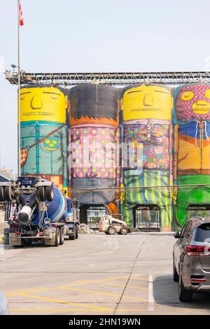 Pitturato cartoon murales di giganti su silos di cemento da brasiliano artista OSGEMEOS su Granville isola Vancouver British Columbia canada per la biennale 2014 Foto Stock