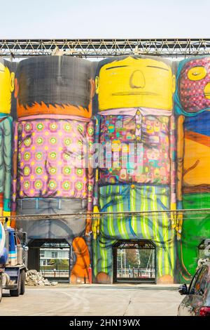 Pitturato cartoon murales di giganti su silos di cemento da brasiliano artista OSGEMEOS su Granville isola Vancouver British Columbia canada per la biennale 2014 Foto Stock