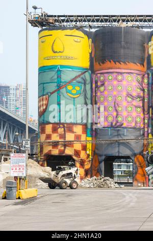 Pitturato cartoon murales di giganti su silos di cemento da brasiliano artista OSGEMEOS su Granville isola Vancouver British Columbia canada per la biennale 2014 Foto Stock