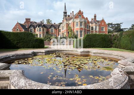 Malvern, Worcester, Inghilterra, Gran Bretagna, Sep 17th 2014. Vista sul cortile di Madresfield e sullo stagno ornamentale Foto Stock