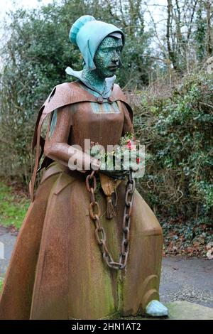 Roughlee, Pendle, Lancashire, Inghilterra, 3rd Feb 2022. Incredibile statua di Alice Nutter famosa vedova storica della Parrocchia e presunta strega Pendle. Foto Stock