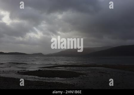 Loch Lomond sulla tempesta, giorno d'inverno Foto Stock