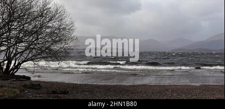 Loch Lomond sulla tempesta, giorno d'inverno Foto Stock