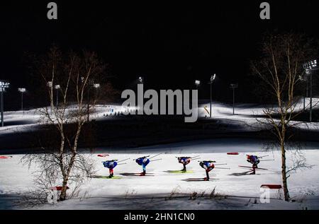 Cang Tia Kchou, Cina. 13th Feb 2022. Gli sciatori gareggiano durante la gara di biathlon da 12, 5 chilometri, durante le Olimpiadi invernali del 2022 a Zhangjiakou, Cina, 13 febbraio 2022. Credit: Roman Vondrous/CTK Photo/Alamy Live News Foto Stock