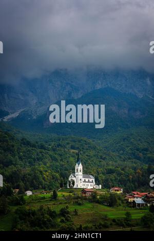 Chiesa di San Fermin nel villaggio montano di Drežnica, splendida vista panoramica, Slovenia Foto Stock