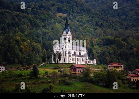 Chiesa di San Fermin nel villaggio montano di Drežnica, splendida vista panoramica, Slovenia Foto Stock