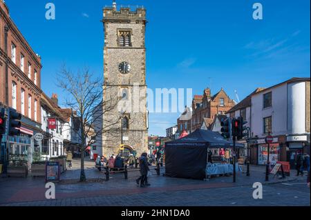 La Torre dell'Orologio in High Street, St. Albans. La gente fuori e circa lo shopping al mercato del sabato. St. Albans, Hertfordshire, Inghilterra, Regno Unito. Foto Stock