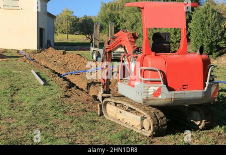 Posa di tubi nella trincea di collegamento di una casa. Foto Stock