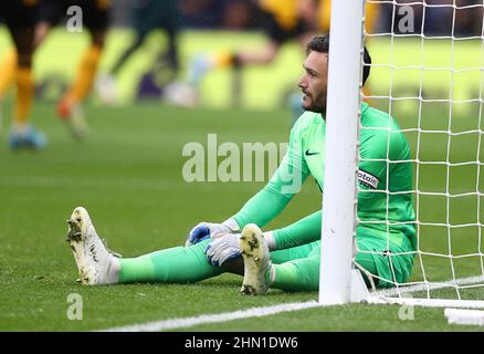 Londra, Inghilterra, 13th febbraio 2022. Hugo Lloris di Tottenham Hotspur sembra sconvolta dopo che la sua squadra ha ceduto il primo gol durante la partita della Premier League al Tottenham Hotspur Stadium di Londra. Il credito dell'immagine dovrebbe leggere: Paul Terry / credito dello Sportimage: Notizie dal vivo dello Sportimage/Alamy Foto Stock