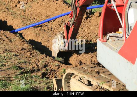 Posa di tubi nella trincea di collegamento di una casa. Foto Stock